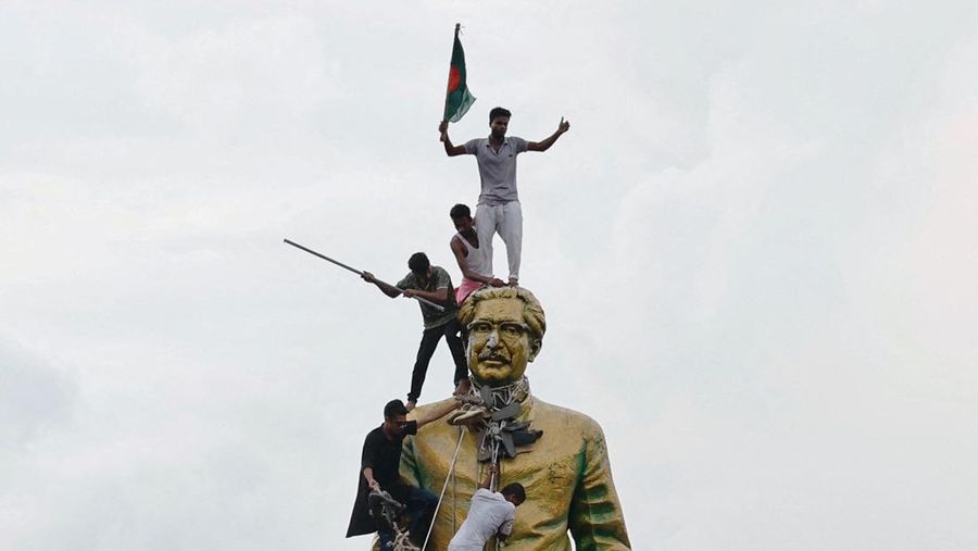 Para pengunjuk rasa merayakan berita pengunduran diri Perdana Menteri Sheikh Hasina, di Dhaka, Bangladesh, Senin, 5 Agustus 2024. (AP Photo/Fatima Tuj Johora)