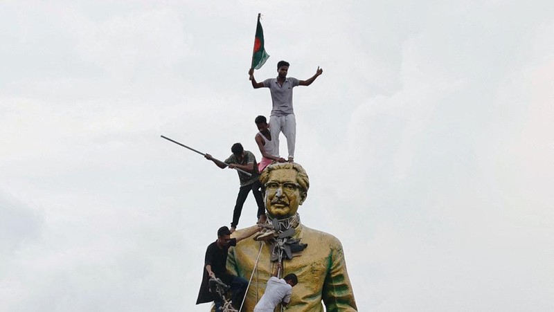 Para pengunjuk rasa merayakan berita pengunduran diri Perdana Menteri Sheikh Hasina, di Dhaka, Bangladesh, Senin, 5 Agustus 2024. (AP Photo/Fatima Tuj Johora)