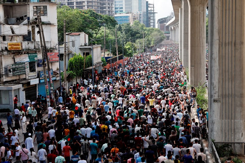 Para pengunjuk rasa merayakan berita pengunduran diri Perdana Menteri Sheikh Hasina, di Dhaka, Bangladesh, Senin, 5 Agustus 2024. Para pengunjuk rasa merayakan berita pengunduran diri Perdana Menteri Sheikh Hasina, di Dhaka, Bangladesh, Senin, 5 Agustus 2024. (AP Photo/Fatima Tuj Johora)