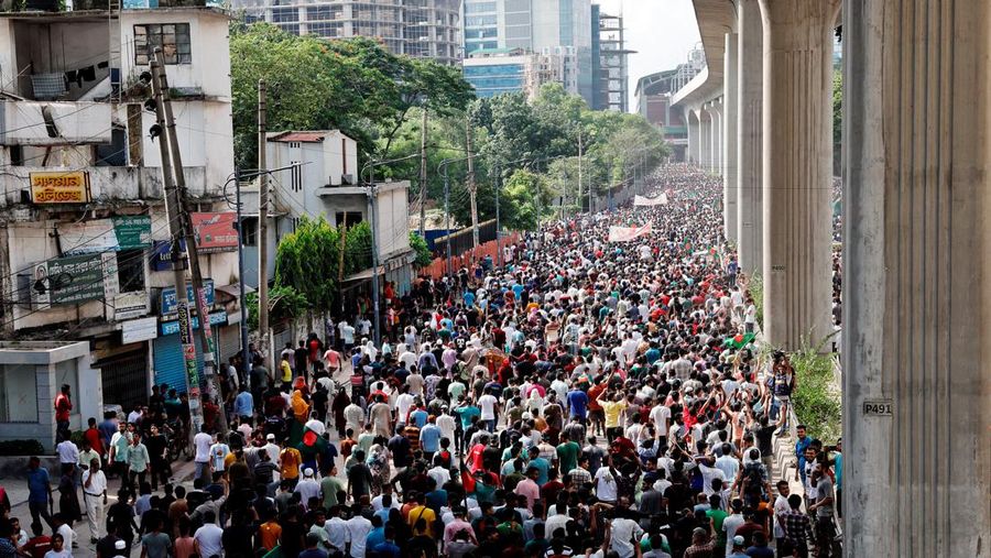 Para pengunjuk rasa merayakan berita pengunduran diri Perdana Menteri Sheikh Hasina, di Dhaka, Bangladesh, Senin, 5 Agustus 2024. (AP Photo/Fatima Tuj Johora)