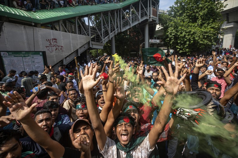 Para pengunjuk rasa merayakan berita pengunduran diri Perdana Menteri Sheikh Hasina, di Dhaka, Bangladesh, Senin, 5 Agustus 2024. (AP Photo/Fatima Tuj Johora)