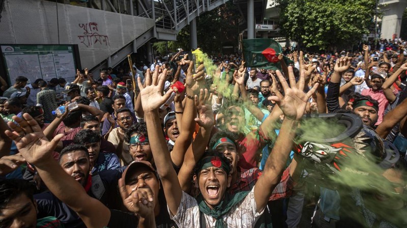 Para pengunjuk rasa merayakan berita pengunduran diri Perdana Menteri Sheikh Hasina, di Dhaka, Bangladesh, Senin, 5 Agustus 2024. (AP Photo/Fatima Tuj Johora)