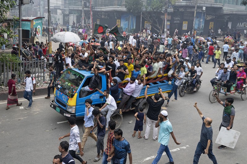 Para pengunjuk rasa merayakan berita pengunduran diri Perdana Menteri Sheikh Hasina, di Dhaka, Bangladesh, Senin, 5 Agustus 2024. (AP Photo/Fatima Tuj Johora)