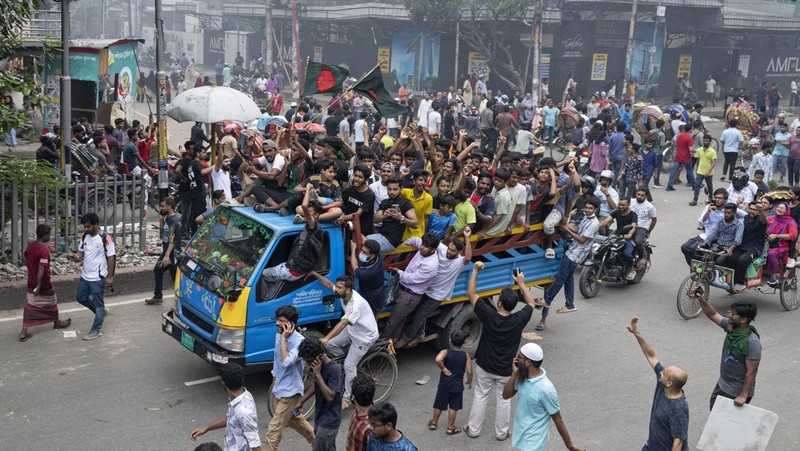 Para pengunjuk rasa merayakan berita pengunduran diri Perdana Menteri Sheikh Hasina, di Dhaka, Bangladesh, Senin, 5 Agustus 2024. (AP Photo/Fatima Tuj Johora)