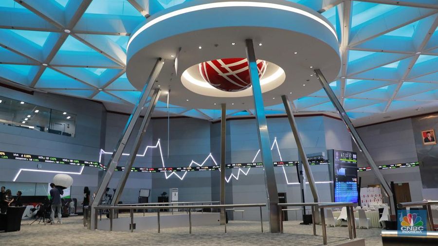 Pegawai berjalan dibawah layar pergerakan Indeks Harga Saham Gabungan (IHSG) di Bursa Efek Indonesia (BEI), Jakarta, Selasa (6/8/2024). (վ/Muhammad Sabki)