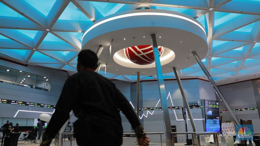 Pegawai berjalan dibawah layar pergerakan Indeks Harga Saham Gabungan (IHSG) di Bursa Efek Indonesia (BEI), Jakarta, Selasa (6/8/2024). (վ/Muhammad Sabki)