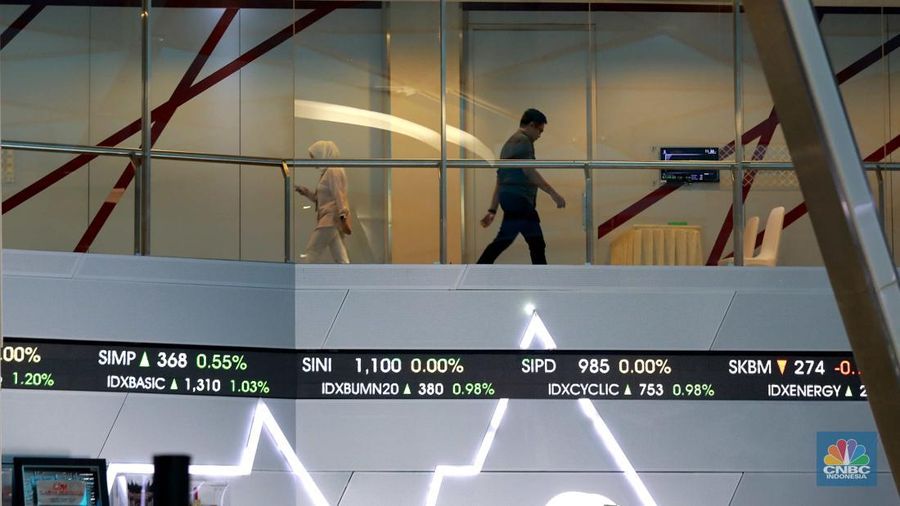 Pegawai berjalan dibawah layar pergerakan Indeks Harga Saham Gabungan (IHSG) di Bursa Efek Indonesia (BEI), Jakarta, Selasa (6/8/2024). Pegawai berjalan dibawah layar pergerakan Indeks Harga Saham Gabungan (IHSG) di Bursa Efek Indonesia (BEI), Jakarta, Selasa (6/8/2024). (²©²ÊÍøÕ¾/Muhammad Sabki)