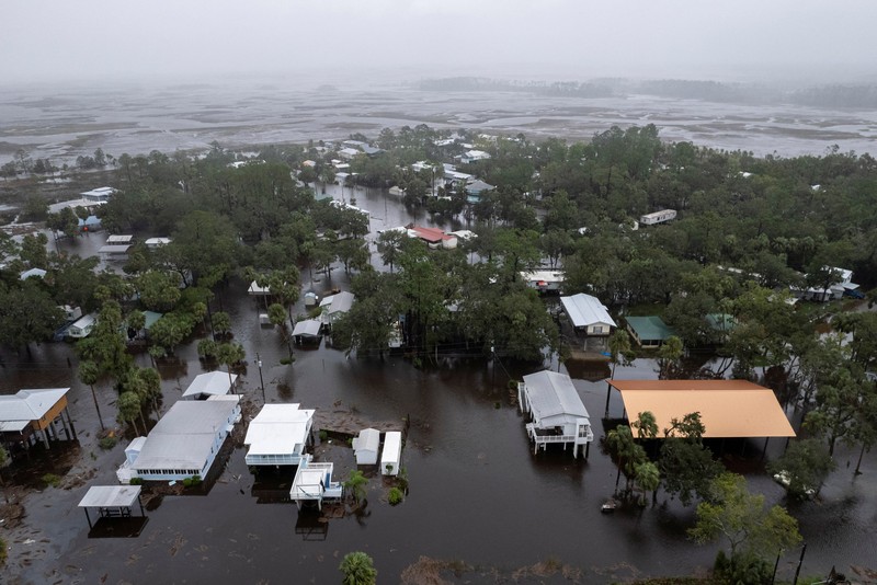 Pemandangan drone menunjukkan rumah-rumah dan jalan-jalan terendam banjir akibat Badai Debby yang melanda pantai teluk di Suwannee, Florida, AS, 5 Agustus 2024. Pemandangan drone menunjukkan rumah-rumah dan jalan-jalan terendam banjir akibat Badai Debby yang melanda pantai teluk di Suwannee, Florida, AS, 5 Agustus 2024. (REUTERS/Ricardo Arduengo)