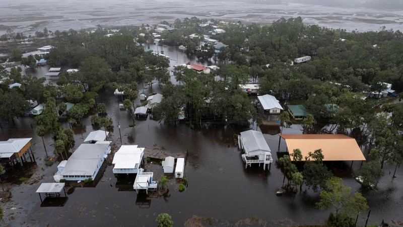Pemandangan drone menunjukkan rumah-rumah dan jalan-jalan terendam banjir akibat Badai Debby yang melanda pantai teluk di Suwannee, Florida, AS, 5 Agustus 2024. (REUTERS/Ricardo Arduengo)