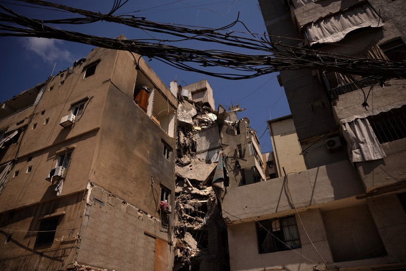 Pemandangan lokasi yang rusak di mana komandan tinggi Hizbullah Fuad Shukr terbunuh setelah serangan Israel pada tanggal 30 Juli, saat anggota Komite Kesehatan Parlemen Lebanon mengunjungi daerah tersebut, di pinggiran selatan Beirut, Lebanon, 5 Agustus 2024. Pemandangan lokasi yang rusak di mana komandan tinggi Hizbullah Fuad Shukr terbunuh setelah serangan Israel pada tanggal 30 Juli, saat anggota Komite Kesehatan Parlemen Lebanon mengunjungi daerah tersebut, di pinggiran selatan Beirut, Lebanon, 5 Agustus 2024. (REUTERS/Alkis Konstantinidis)