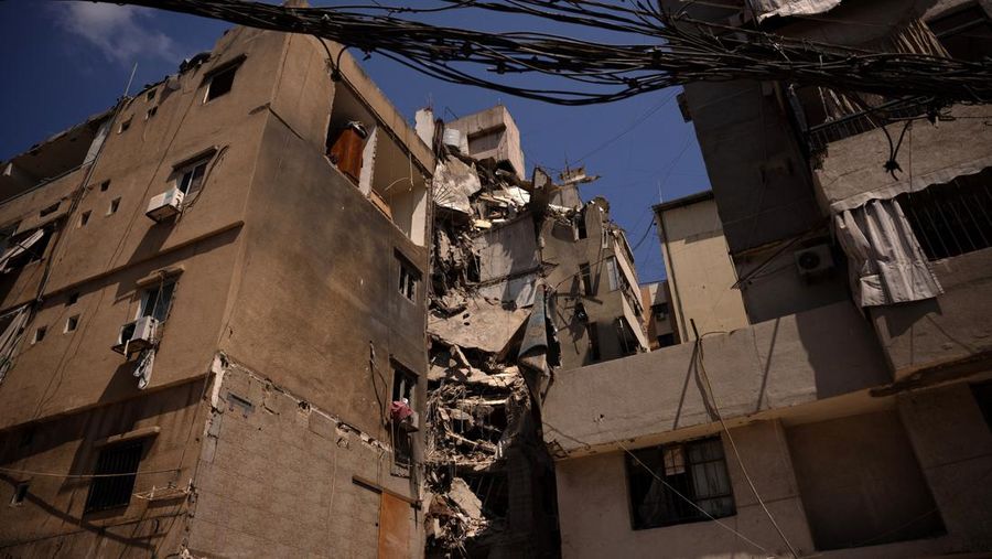Pemandangan lokasi yang rusak di mana komandan tinggi Hizbullah Fuad Shukr terbunuh setelah serangan Israel pada tanggal 30 Juli, saat anggota Komite Kesehatan Parlemen Lebanon mengunjungi daerah tersebut, di pinggiran selatan Beirut, Lebanon, 5 Agustus 2024. (REUTERS/Alkis Konstantinidis)