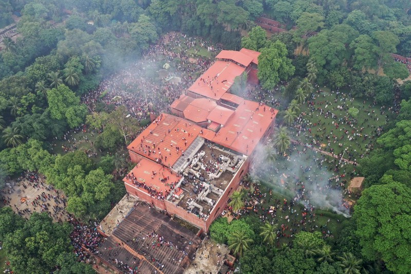 Pemandangan udara menunjukkan pengunjuk rasa antipemerintah menyerbu istana Perdana Menteri Bangladesh yang digulingkan, Sheikh Hasina, di Dhaka pada tanggal 5 Agustus 2024. (AFP/PARVEZ AHMAD RONY)