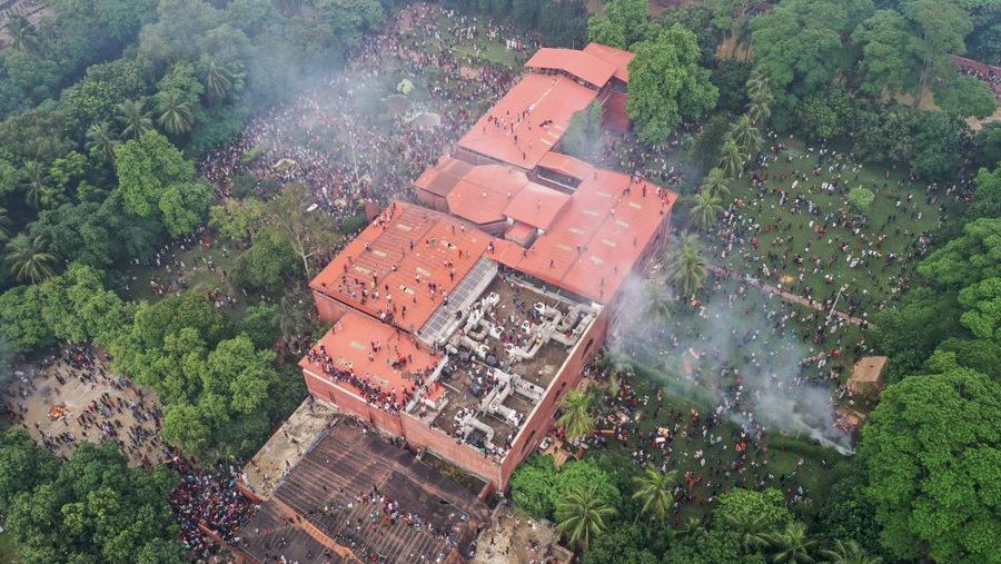 Pemandangan udara menunjukkan pengunjuk rasa antipemerintah menyerbu istana Perdana Menteri Bangladesh yang digulingkan, Sheikh Hasina, di Dhaka pada tanggal 5 Agustus 2024. (AFP/PARVEZ AHMAD RONY)