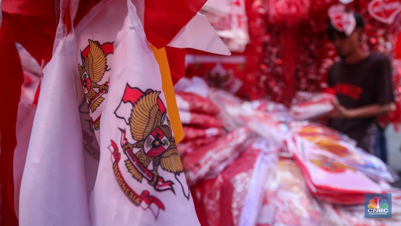 Penjual pernak-pernak Merah Putih jelang perayaan Hari Kemerdekaan ke-79 Republik Indonesia di kawasan Pasar Jatinegara, Jakarta, Selasa (6/8/2024). (CNBC Indonesia/Faisal Rahman) Penjual pernak-pernak Merah Putih jelang perayaan Hari Kemerdekaan ke-79 Republik Indonesia di kawasan Pasar Jatinegara, Jakarta, Selasa (6/8/2024). (CNBC Indonesia/Faisal Rahman)