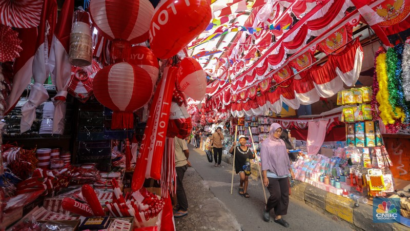Penjual pernak-pernak Merah Putih jelang perayaan Hari Kemerdekaan ke-79 Republik Indonesia di kawasan Pasar Jatinegara, Jakarta, Selasa (6/8/2024). (CNBC Indonesia/Faisal Rahman) Penjual pernak-pernak Merah Putih jelang perayaan Hari Kemerdekaan ke-79 Republik Indonesia di kawasan Pasar Jatinegara, Jakarta, Selasa (6/8/2024). (CNBC Indonesia/Faisal Rahman)