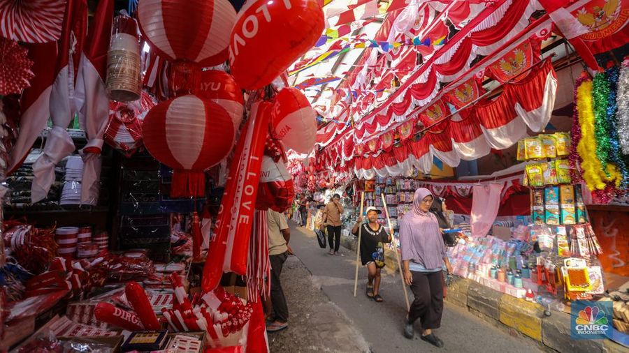 Penjual pernak-pernak Merah Putih jelang perayaan Hari Kemerdekaan ke-79 Republik Indonesia di kawasan Pasar Jatinegara, Jakarta, Selasa (6/8/2024). (վ/Faisal Rahman)