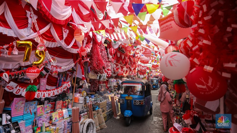 Penjual pernak-pernak Merah Putih jelang perayaan Hari Kemerdekaan ke-79 Republik Indonesia di kawasan Pasar Jatinegara, Jakarta, Selasa (6/8/2024). (CNBC Indonesia/Faisal Rahman) Penjual pernak-pernak Merah Putih jelang perayaan Hari Kemerdekaan ke-79 Republik Indonesia di kawasan Pasar Jatinegara, Jakarta, Selasa (6/8/2024). (CNBC Indonesia/Faisal Rahman)