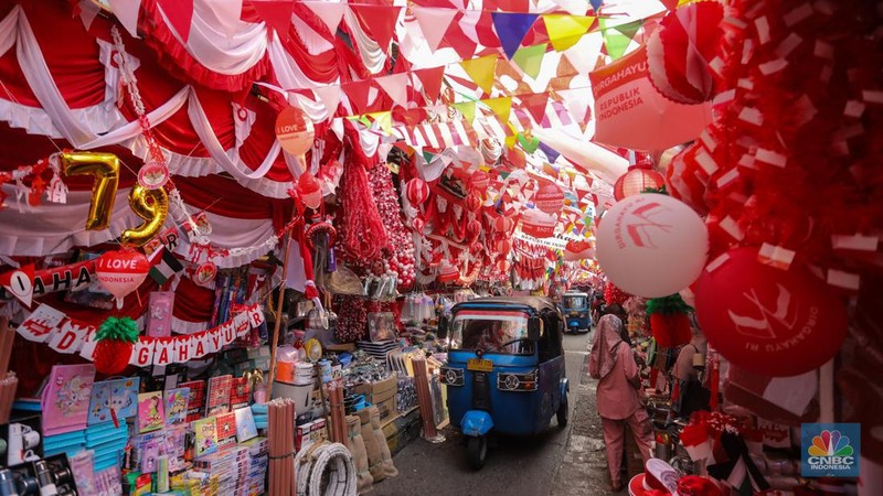 Penjual pernak-pernak Merah Putih jelang perayaan Hari Kemerdekaan ke-79 Republik Indonesia di kawasan Pasar Jatinegara, Jakarta, Selasa (6/8/2024). (CNBC Indonesia/Faisal Rahman)