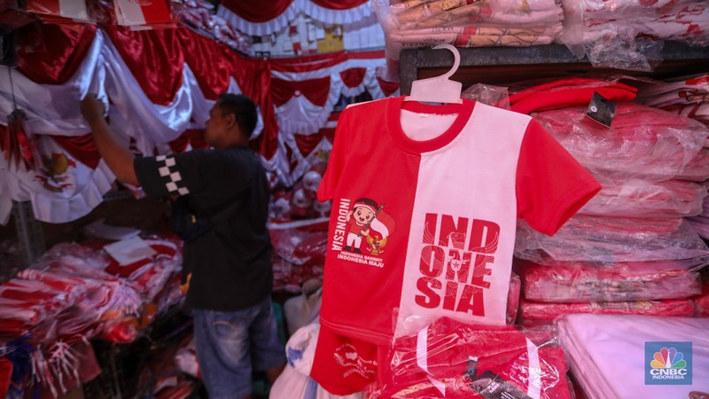 Penjual pernak-pernak Merah Putih jelang perayaan Hari Kemerdekaan ke-79 Republik Indonesia di kawasan Pasar Jatinegara, Jakarta, Selasa (6/8/2024). (CNBC Indonesia/Faisal Rahman) Penjual pernak-pernak Merah Putih jelang perayaan Hari Kemerdekaan ke-79 Republik Indonesia di kawasan Pasar Jatinegara, Jakarta, Selasa (6/8/2024). (CNBC Indonesia/Faisal Rahman)