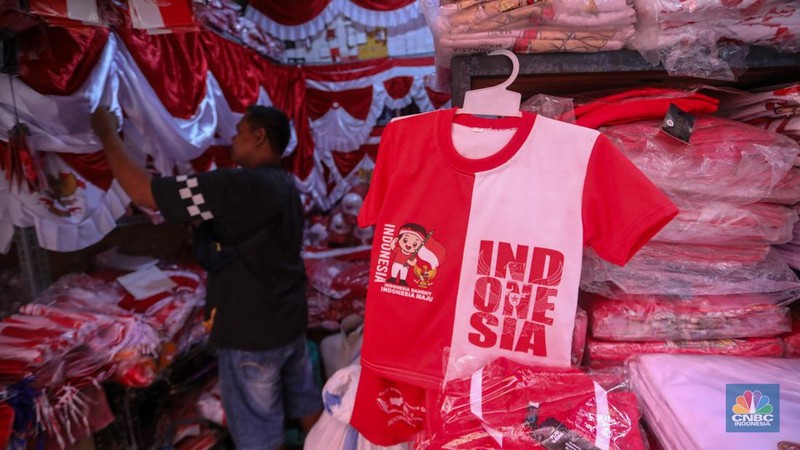 Penjual pernak-pernak Merah Putih jelang perayaan Hari Kemerdekaan ke-79 Republik Indonesia di kawasan Pasar Jatinegara, Jakarta, Selasa (6/8/2024). (CNBC Indonesia/Faisal Rahman)