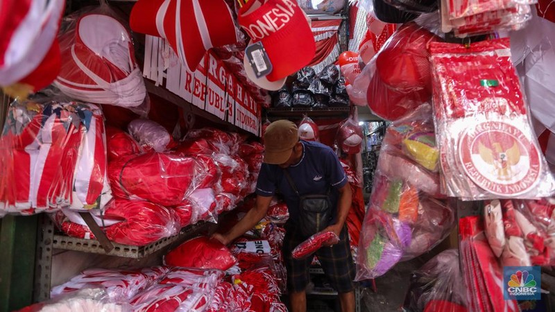 Penjual pernak-pernak Merah Putih jelang perayaan Hari Kemerdekaan ke-79 Republik Indonesia di kawasan Pasar Jatinegara, Jakarta, Selasa (6/8/2024). (CNBC Indonesia/Faisal Rahman)