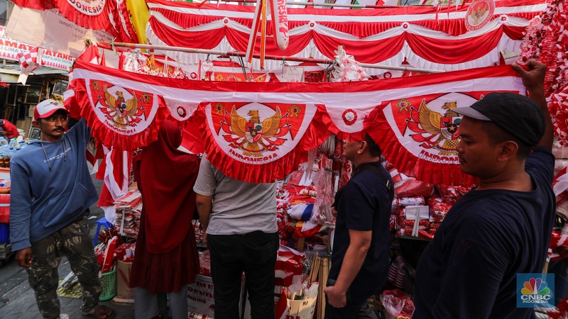 Penjual pernak-pernak Merah Putih jelang perayaan Hari Kemerdekaan ke-79 Republik Indonesia di kawasan Pasar Jatinegara, Jakarta, Selasa (6/8/2024). (CNBC Indonesia/Faisal Rahman) Penjual pernak-pernak Merah Putih jelang perayaan Hari Kemerdekaan ke-79 Republik Indonesia di kawasan Pasar Jatinegara, Jakarta, Selasa (6/8/2024). (CNBC Indonesia/Faisal Rahman)