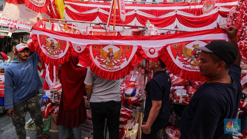 Penjual pernak-pernak Merah Putih jelang perayaan Hari Kemerdekaan ke-79 Republik Indonesia di kawasan Pasar Jatinegara, Jakarta, Selasa (6/8/2024). (CNBC Indonesia/Faisal Rahman)