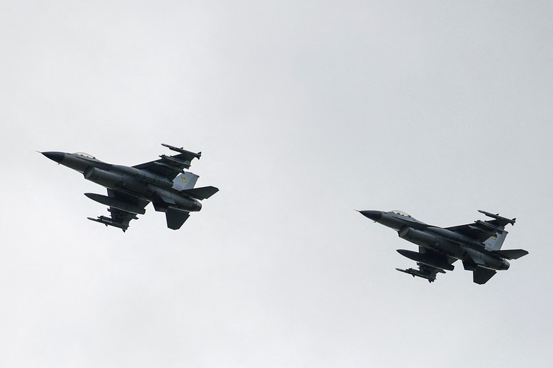 Pesawat tempur Sukhoi Su-27 Ukraina terlihat di udara saat memperingati Hari Angkatan Udara Ukraina, di tengah serangan Rusia terhadap Ukraina, di lokasi yang dirahasiakan, Ukraina, 4 Agustus 2024. (REUTERS/Valentyn Ogirenko)