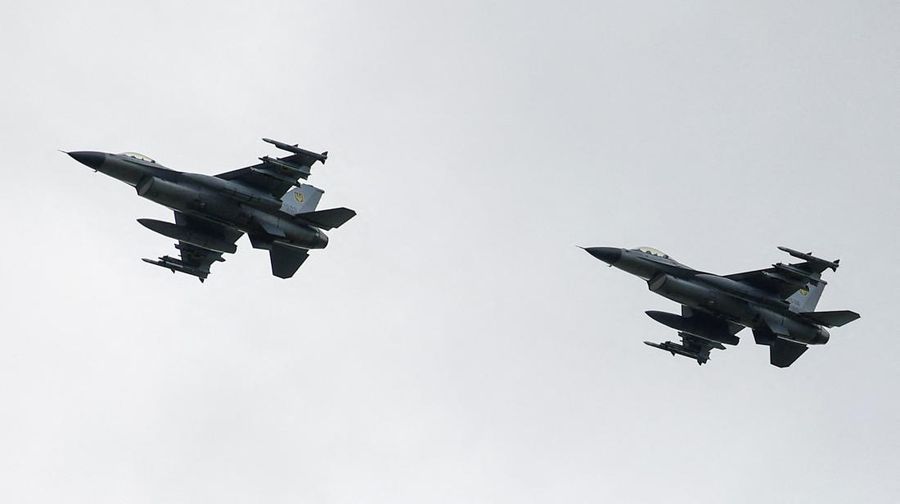 Pesawat tempur Sukhoi Su-27 Ukraina terlihat di udara saat memperingati Hari Angkatan Udara Ukraina, di tengah serangan Rusia terhadap Ukraina, di lokasi yang dirahasiakan, Ukraina, 4 Agustus 2024. (REUTERS/Valentyn Ogirenko)