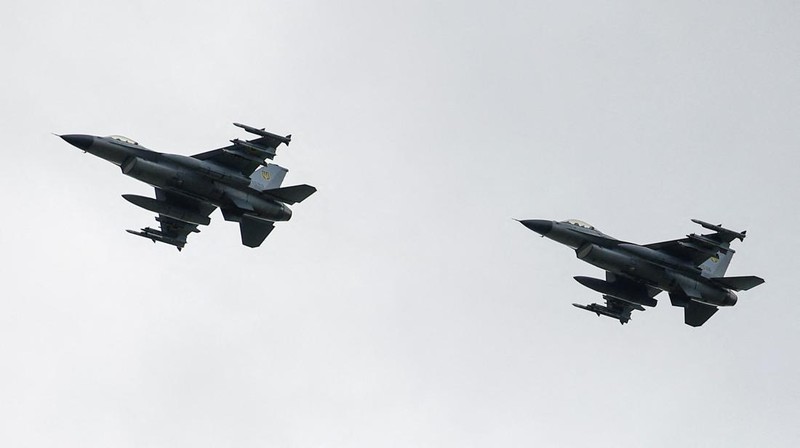 Pesawat tempur Sukhoi Su-27 Ukraina terlihat di udara saat memperingati Hari Angkatan Udara Ukraina, di tengah serangan Rusia terhadap Ukraina, di lokasi yang dirahasiakan, Ukraina, 4 Agustus 2024. (REUTERS/Valentyn Ogirenko)
