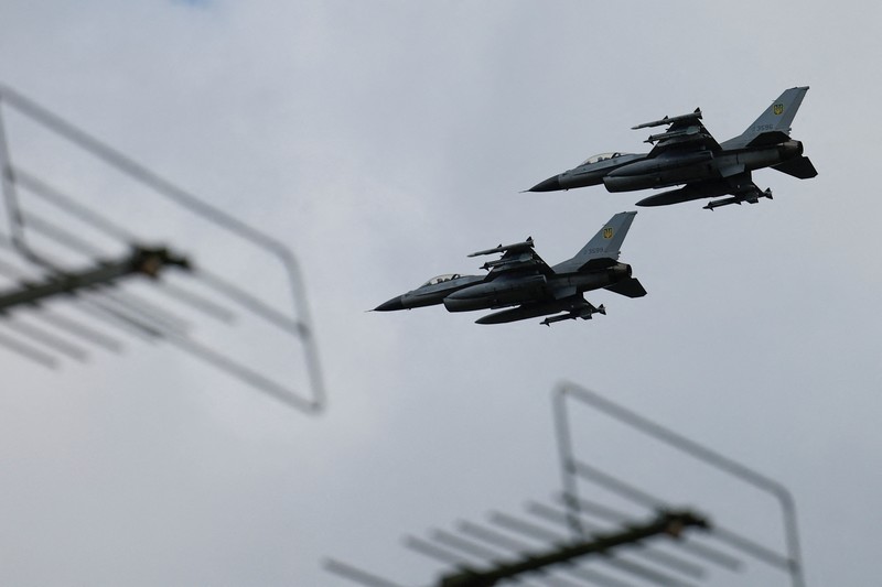 Pesawat tempur Sukhoi Su-27 Ukraina terlihat di udara saat memperingati Hari Angkatan Udara Ukraina, di tengah serangan Rusia terhadap Ukraina, di lokasi yang dirahasiakan, Ukraina, 4 Agustus 2024. (REUTERS/Valentyn Ogirenko)