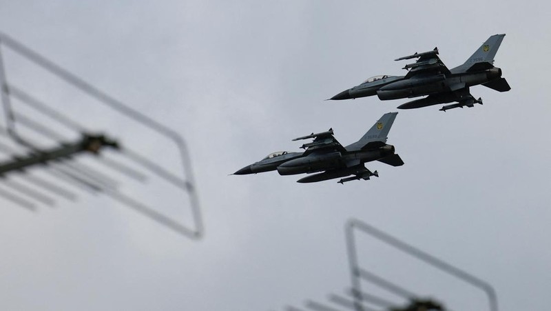 Pesawat tempur Sukhoi Su-27 Ukraina terlihat di udara saat memperingati Hari Angkatan Udara Ukraina, di tengah serangan Rusia terhadap Ukraina, di lokasi yang dirahasiakan, Ukraina, 4 Agustus 2024. (REUTERS/Valentyn Ogirenko)