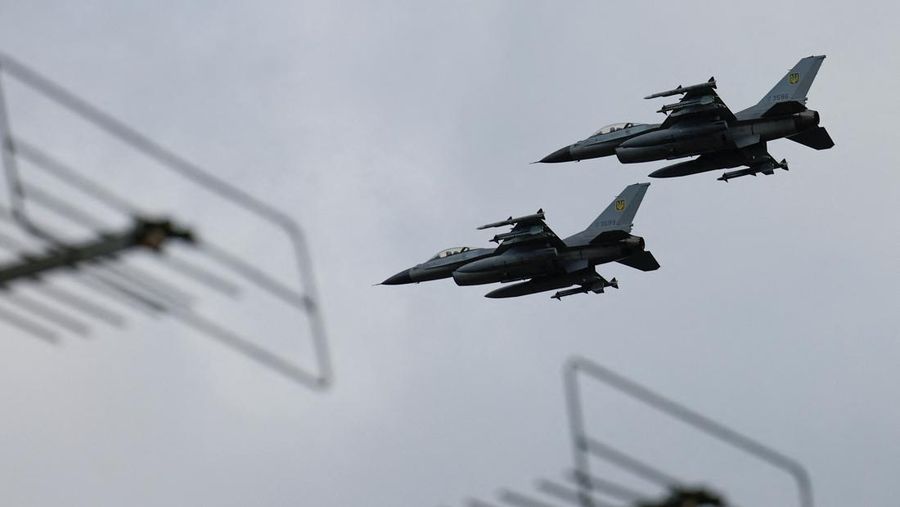 Pesawat tempur F-16 Ukraina terlihat di udara saat memperingati Hari Angkatan Udara Ukraina, di tengah serangan Rusia terhadap Ukraina, di lokasi yang dirahasiakan, Ukraina, 4 Agustus 2024. (REUTERS/Valentyn Ogirenko)