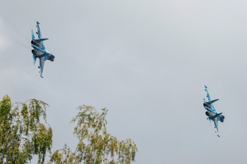 Pesawat tempur Sukhoi Su-27 Ukraina terlihat di udara saat memperingati Hari Angkatan Udara Ukraina, di tengah serangan Rusia terhadap Ukraina, di lokasi yang dirahasiakan, Ukraina, 4 Agustus 2024. (REUTERS/Valentyn Ogirenko)