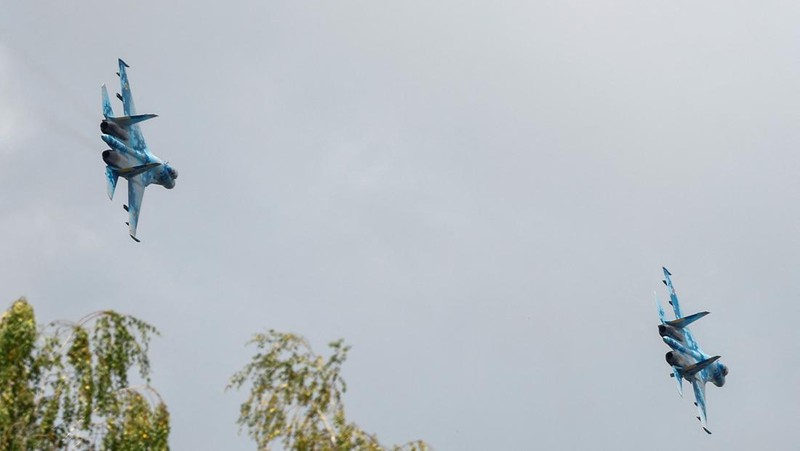 Pesawat tempur Sukhoi Su-27 Ukraina terlihat di udara saat memperingati Hari Angkatan Udara Ukraina, di tengah serangan Rusia terhadap Ukraina, di lokasi yang dirahasiakan, Ukraina, 4 Agustus 2024. (REUTERS/Valentyn Ogirenko)