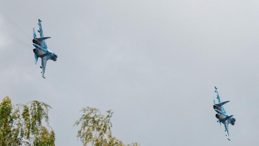Pesawat tempur Sukhoi Su-27 Ukraina terlihat di udara saat memperingati Hari Angkatan Udara Ukraina, di tengah serangan Rusia terhadap Ukraina, di lokasi yang dirahasiakan, Ukraina, 4 Agustus 2024. (REUTERS/Valentyn Ogirenko)