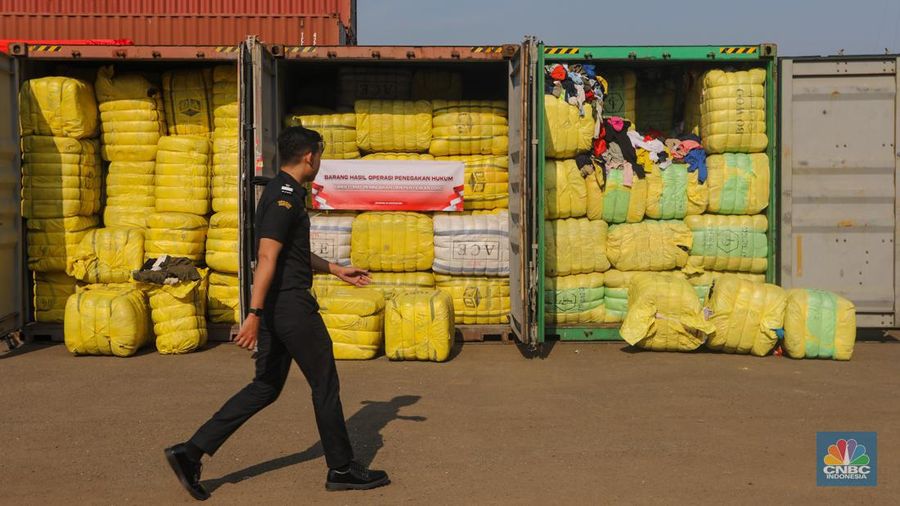 Petugas Bea Cukai berjaga disamping pakain bekas (balpres) di Tempat Penimbunan Pabean (TPP) Bea dan Cukai, Cikarang, Kabupaten Bekasi, Jawa Barat, Selasa (6/8/2024). Petugas Bea Cukai berjaga disamping pakain bekas (balpres) di Tempat Penimbunan Pabean (TPP) Bea dan Cukai, Cikarang, Kabupaten Bekasi, Jawa Barat, Selasa (6/8/2024). (²©²ÊÍøÕ¾/Faisal Rahman)