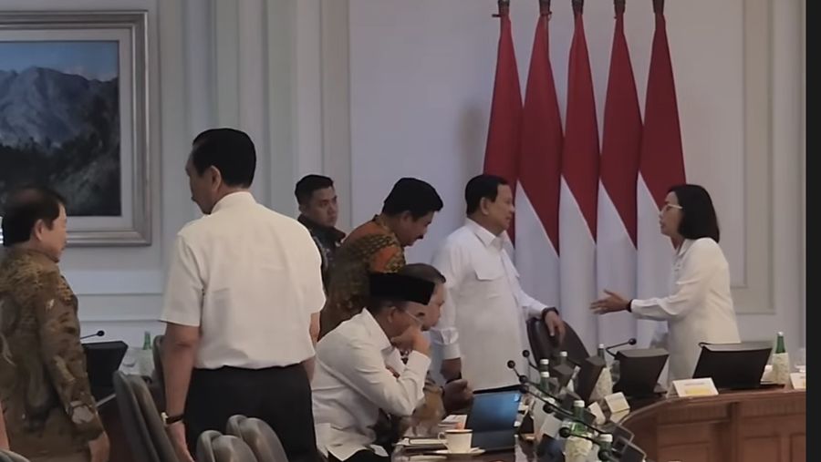 Presiden terpilih Prabowo Subianto dan Menteri Keuangan Sri Mulyani Indrawati dalam rapat terbatas mengenai Rencana Kerja Pemerintah, Nota Keuangan, dan RAPBN Tahun 2025, di Kantor Presiden, Jakarta, Senin (5/8/2024). (Tangkapan Layar Instagram @sekretariat.kabinet)