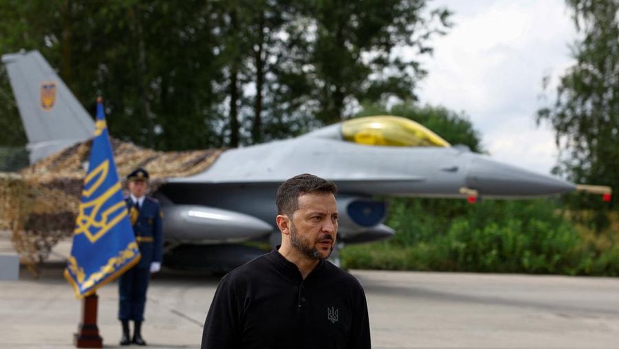 Presiden Ukraina Volodymyr Zelenskiy berbicara kepada media di depan pesawat tempur F-16 setelah memperingati Hari Angkatan Udara Ukraina, di tengah serangan Rusia terhadap Ukraina, di lokasi yang dirahasiakan, Ukraina, 4 Agustus 2024. (REUTERS/Valentyn Ogirenko)