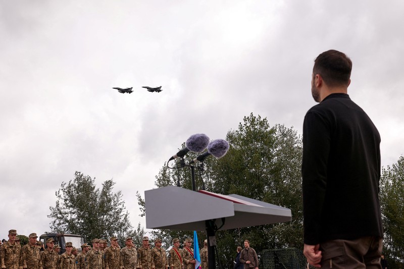 Pesawat tempur Sukhoi Su-27 Ukraina terlihat di udara saat memperingati Hari Angkatan Udara Ukraina, di tengah serangan Rusia terhadap Ukraina, di lokasi yang dirahasiakan, Ukraina, 4 Agustus 2024. Pesawat tempur Sukhoi Su-27 Ukraina terlihat di udara saat memperingati Hari Angkatan Udara Ukraina, di tengah serangan Rusia terhadap Ukraina, di lokasi yang dirahasiakan, Ukraina, 4 Agustus 2024. (REUTERS/Valentyn Ogirenko)