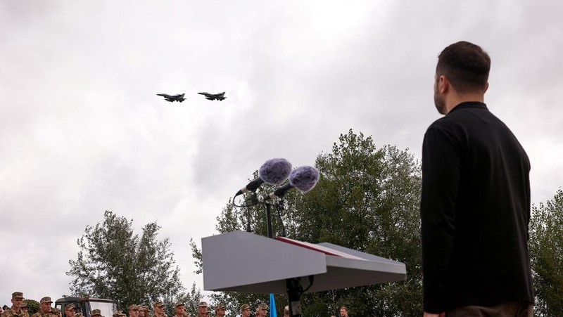 Pesawat tempur Sukhoi Su-27 Ukraina terlihat di udara saat memperingati Hari Angkatan Udara Ukraina, di tengah serangan Rusia terhadap Ukraina, di lokasi yang dirahasiakan, Ukraina, 4 Agustus 2024. (REUTERS/Valentyn Ogirenko)