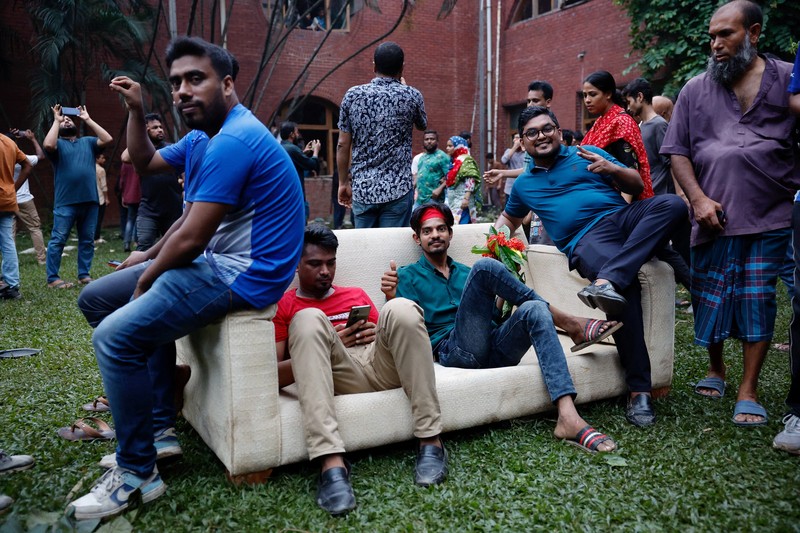 Pemandangan udara menunjukkan pengunjuk rasa antipemerintah menyerbu istana Perdana Menteri Bangladesh yang digulingkan, Sheikh Hasina, di Dhaka pada tanggal 5 Agustus 2024. (AFP/PARVEZ AHMAD RONY)