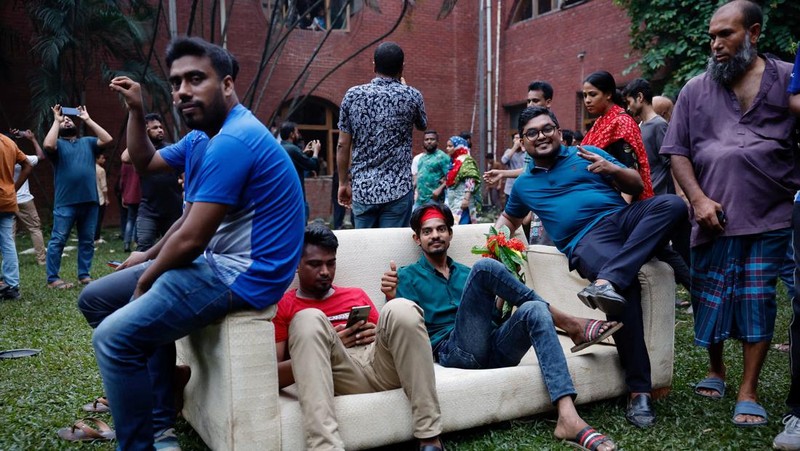 Pemandangan udara menunjukkan pengunjuk rasa antipemerintah menyerbu istana Perdana Menteri Bangladesh yang digulingkan, Sheikh Hasina, di Dhaka pada tanggal 5 Agustus 2024. (AFP/PARVEZ AHMAD RONY)