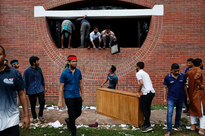 Pemandangan udara menunjukkan pengunjuk rasa antipemerintah menyerbu istana Perdana Menteri Bangladesh yang digulingkan, Sheikh Hasina, di Dhaka pada tanggal 5 Agustus 2024. (AFP/PARVEZ AHMAD RONY)