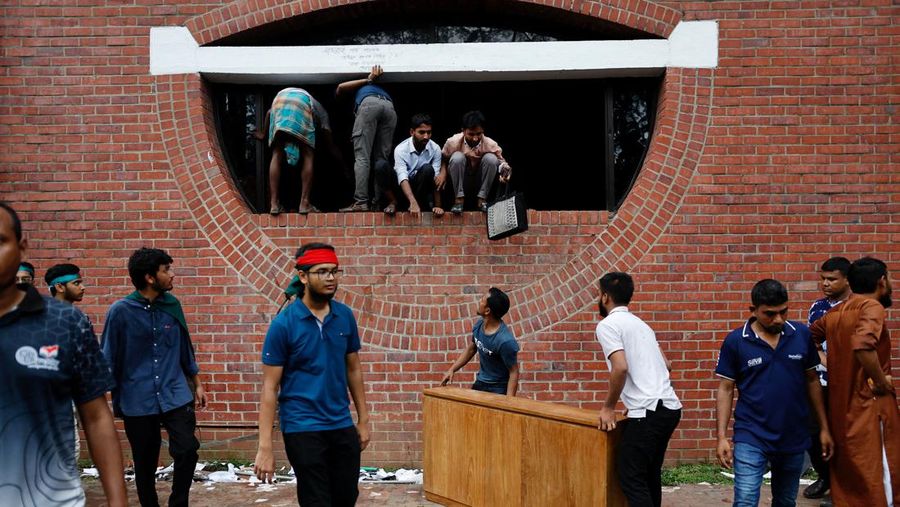 Pemandangan udara menunjukkan pengunjuk rasa antipemerintah menyerbu istana Perdana Menteri Bangladesh yang digulingkan, Sheikh Hasina, di Dhaka pada tanggal 5 Agustus 2024. (AFP/PARVEZ AHMAD RONY)