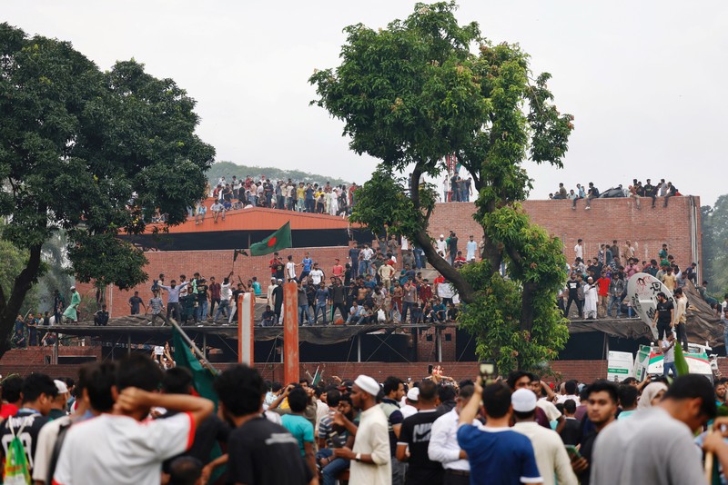 Pemandangan udara menunjukkan pengunjuk rasa antipemerintah menyerbu istana Perdana Menteri Bangladesh yang digulingkan, Sheikh Hasina, di Dhaka pada tanggal 5 Agustus 2024. (AFP/PARVEZ AHMAD RONY)