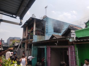 Balita Main Korek Picu Kebakaran Rumah, Ayah Loncat Genteng Selamatkan Anak