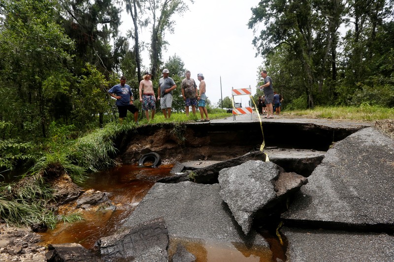 Pemandangan drone menunjukkan rumah-rumah dan jalan-jalan terendam banjir akibat Badai Debby yang melanda pantai teluk di Suwannee, Florida, AS, 5 Agustus 2024. Pemandangan drone menunjukkan rumah-rumah dan jalan-jalan terendam banjir akibat Badai Debby yang melanda pantai teluk di Suwannee, Florida, AS, 5 Agustus 2024. (REUTERS/Ricardo Arduengo)