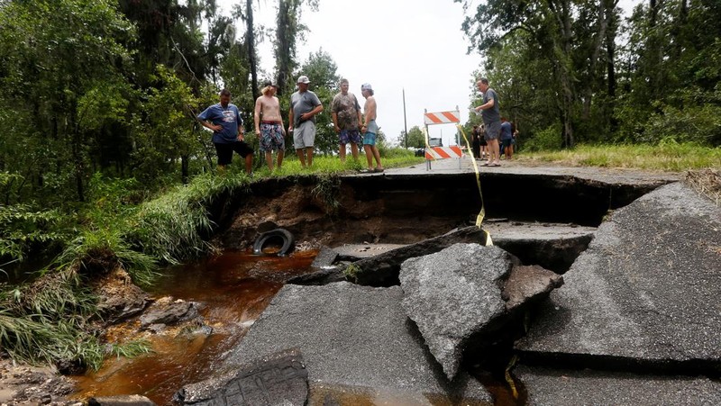 Pemandangan drone menunjukkan rumah-rumah dan jalan-jalan terendam banjir akibat Badai Debby yang melanda pantai teluk di Suwannee, Florida, AS, 5 Agustus 2024. (REUTERS/Ricardo Arduengo)
