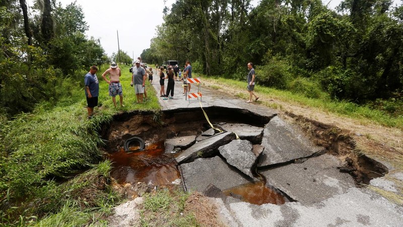 Pemandangan drone menunjukkan rumah-rumah dan jalan-jalan terendam banjir akibat Badai Debby yang melanda pantai teluk di Suwannee, Florida, AS, 5 Agustus 2024. (REUTERS/Ricardo Arduengo)